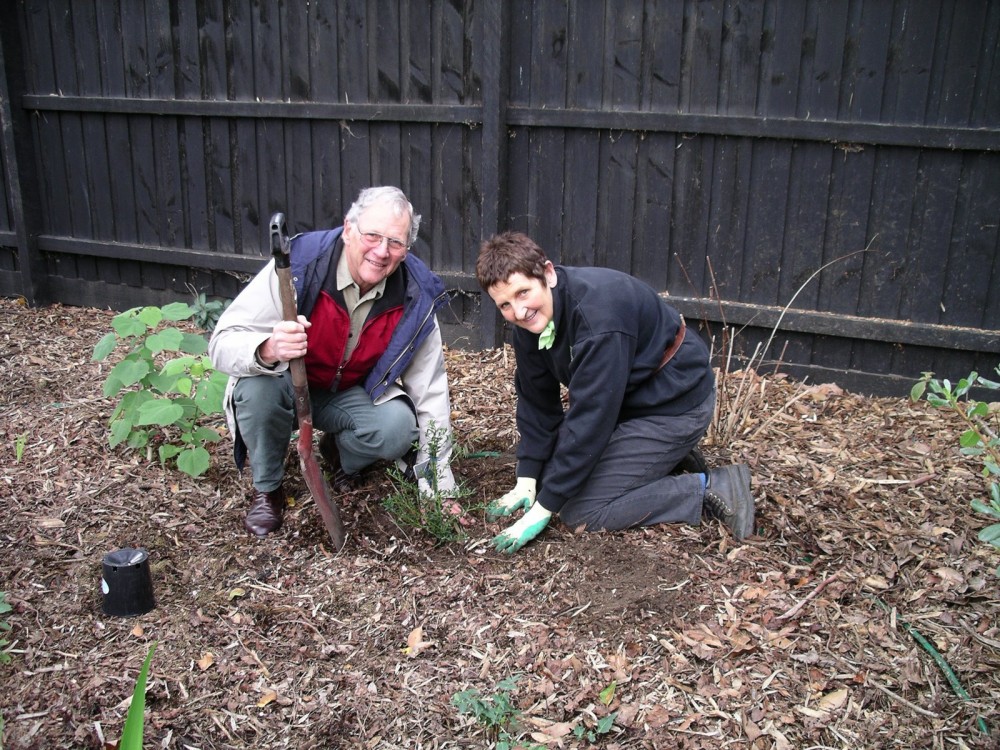 064 Robin, Helen Page planting Ceanothus June 2005