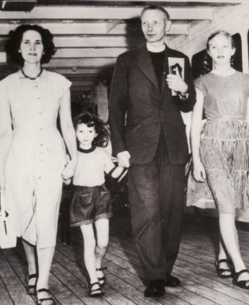 09 1957 Jean, Frank Woods, Clemence, Richenda - arrival in Australia