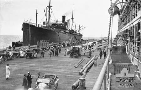 Kanowna unloading invalids, Port Melbourne, 1916. AWM CO1070