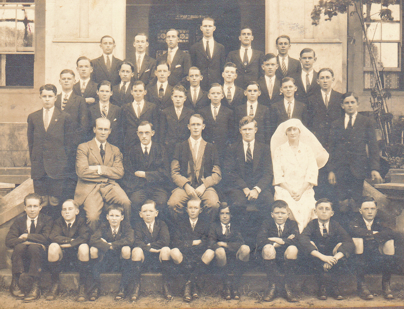 Matron Edwards and staff of Kearsney College in Natal (1923) (Kearsney archives)